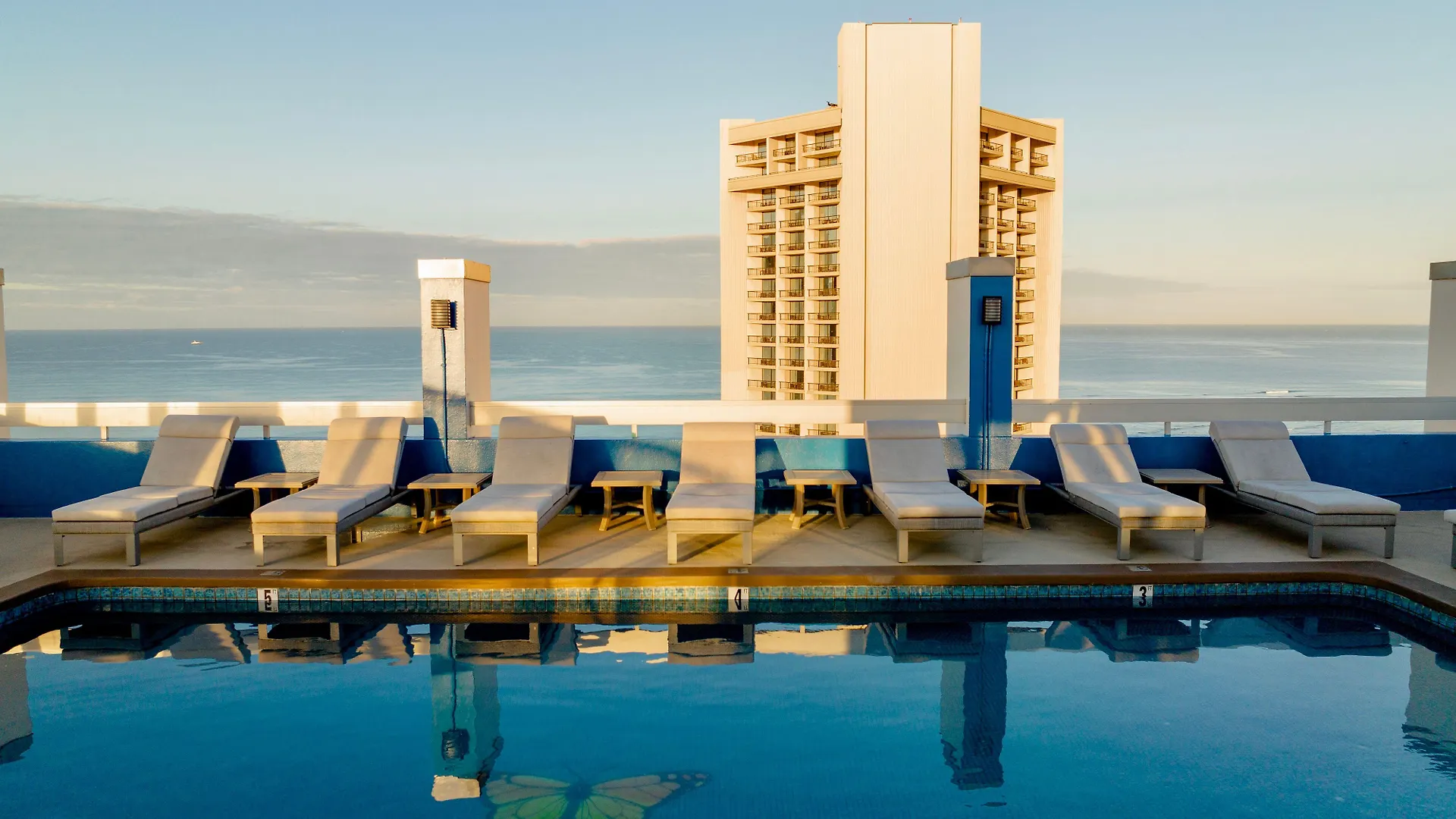 Pacific Monarch Hotel Гонолулу